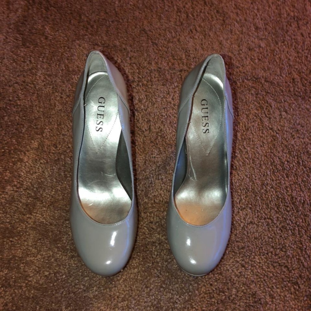 Guess Pumps